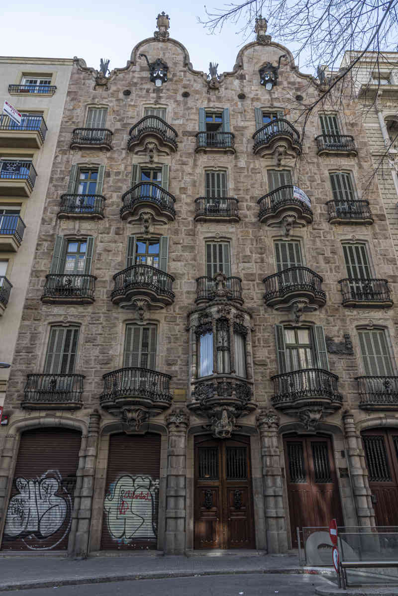 01 - Barcelona - Gaudí - Casa Calvet.jpg